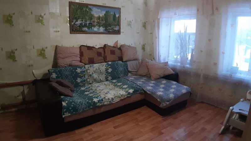 Ірина винайняла кімнату в гуртожитку. В перший день проживання, вона побачила, як із сусідньої кімнати вийшла якась жінка. – Ви хто?! – звернулася вона до Ірини. – Я тут живу! – Ірина показала на свої двері. – Олексія дівчина, чи що? – Та ні, я винайняла цю кімнату, – здивувалась Ірина. – Так–так, звісно що вірю! – раптом сказала жінка. – Багато вас тут бувало таких! А потім мужиків із сім’ї відводять! Ірина пішла у свою кімнату, а потім сталося несподіване. Вона вже збиралася лягати спати, як раптом почула звук ключа в замку! Ірина не розуміла, що відбувається