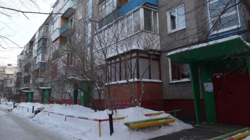 Микола повертався додому пізно. Він поспішив до свого під’їзду, як раптом почув жіночий голос: – Ви мені не допоможете? Микола пішов на голос і побачив зовсім молоденьку дівчину. – Пробачте, – сказала вона. – Замок на валізі зламався і ось все розсипалось… Микола побачив невелику валізку, вміст якої випав на землю. Він допоміг їй усе зібрати, якось полагодив замок на валізі. – Ви приїжджа? – запитав чоловік. – Куди прямуєте так пізно? Дівчина вийняла з кишені плаща телефон, знайшла запис з адресою і показала Миколі. Микола глянув на адресу й очам своїм не повірив