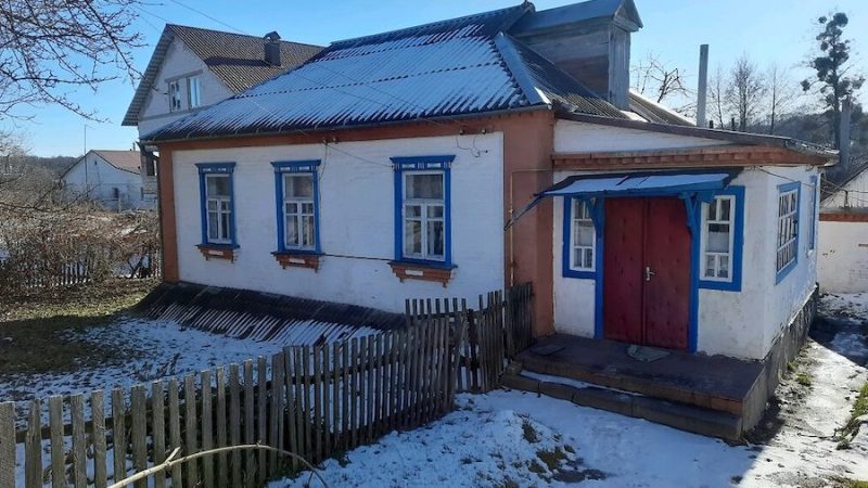 Зіна вийшла зі своєї хати набрати у відра води з колонки. Вона глянула через паркан у сусідський двір і застигла від несподіванки… У її сусіда Федора двері в хаті були відкриті навстіж! Зіна залишила відра, відкрила хвіртку й зайшла до сусіда на подвірʼя. – Федоре, ти вдома?! – гукнула вона на всю вулицю. – Федоре?! Та відповіді не було… Зіна підійшла до відкритих дверей, заглянула всередину й оторопіла від побаченого