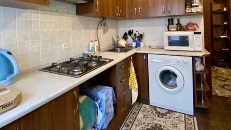 Світлана готувалася до приходу чоловіка. Жінка накрила святковий стіл, поставила в духовку запікатися курочку. Сьогодні у них із чоловіком була річниця весілля. До приходу Вадима залишалася ще приблизно година, тому Світлана вирішила зробити красиву зачіску та одягнутися. Раптом пролунав дзвінок у двері. – Дивно, і хто ж це? Вадим повернеться тільки за півгодини, – здивувалася жінка. Однак, коли Світлана відкрила двері, то її подиву не було меж
