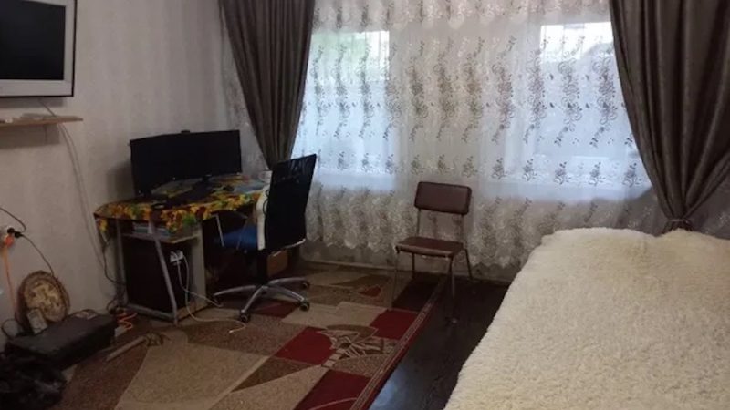 Рита сходила у ванну, вдягнула рожевий халатик і сіла на диван дивитися телевізор. Вона тільки-но увімкнула свій улюблений серіал, як в коридорі почувся якийсь шум і в кімнату зайшов її чоловік Леонід. – О, привіт! – вигукнула Рита. – А що це ти вдома? Сталося щось? – Рито, нам треба серйозно поговорити, – сказав Леонід і сів на диван поряд з дружиною. – І ця розмова буде чи не найважливішою у нашому житті… Рита дивилася на чоловіка й не розуміла, що відбувається