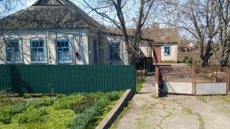Вероніка смажила картоплю на вечерю, коли з роботи повернувся чоловік. – Який аромат! Картопелька з часничком! – сказав Дмитро зайшовши на кухнню і підійшов до дружини щоб поцілувати у щічку. Вероніка відсторонилася. – Що я вже накоїв? – жартома сказав чоловік. – Дмитро, нам треба поговорити, – серйозно сказала жінка. – Давай потім, я такий голодний, – сказав Дмитро і сів за стіл. – Я хотіла сказати, що все знаю! – раптом сказала Вероніка. – Що знаєш?! – Дмитро здивовано дивився на дружину, перебираючи в думках різні варіанти