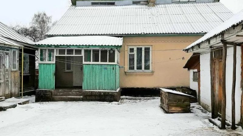 Дмитро повернувся у рідне селе. Зайшов до батьківської хати, поставив речі і одразу вирішив відвідати могилки батьків. На цвинтарі стояла тиша. Дмитро довго блукав по доріжках, і тільки по табличках зміг знайти рідних. Їхні пам’ятники були поруч. – Заросло все як, – зітхнув він.  Дмитро взявся до роботи, і вже через півгодини могилки були прибрані. Він поклав біля пам’ятника квіти, попрощався з батьками і пішов. Вже біля воріт Дмитро зустрівся з якоюсь жінкою. – Дмитро? – сказала вона. Чоловік глянув на незнайомку, придивився і застиг на місці, не вірячи своїм очам