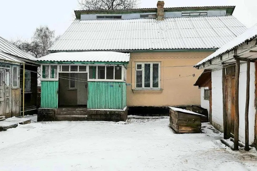 Дмитро повернувся у рідне селе. Зайшов до батьківської хати, поставив речі і одразу вирішив відвідати могилки батьків. На цвинтарі стояла тиша. Дмитро довго блукав по доріжках, і тільки по табличках зміг знайти рідних. Їхні пам’ятники були поруч. – Заросло все як, – зітхнув він.  Дмитро взявся до роботи, і вже через півгодини могилки були прибрані. Він поклав біля пам’ятника квіти, попрощався з батьками і пішов. Вже біля воріт Дмитро зустрівся з якоюсь жінкою. – Дмитро? – сказала вона. Чоловік глянув на незнайомку, придивився і застиг на місці, не вірячи своїм очам