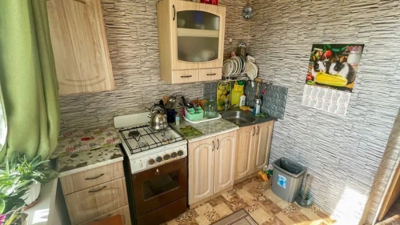 Марія Іванівна крутила голубці на кухні, як раптом вона почула, що під її вікном хтось розмовляє по телефону. Вона заглянула у віконце і побачила свою сусідку Риту. Марія прислухалася до розмови і застигла від почутого. Жінка одразу взяла телефон і подзвонила сусідці Людмилі. – Люда! Ти вдома? – вигукнула вона у слухавку. – Вдома, вдома! Що хотіла? – неохоче відповіла Людмила. – Новина в мене. Тебе, між іншим, стосується, – заінтригувала Марія Іванівна. Коли Марія Іванівна переказала Людмилі розмову Рити телефоном, то та аж очі вирячила від несподіванки