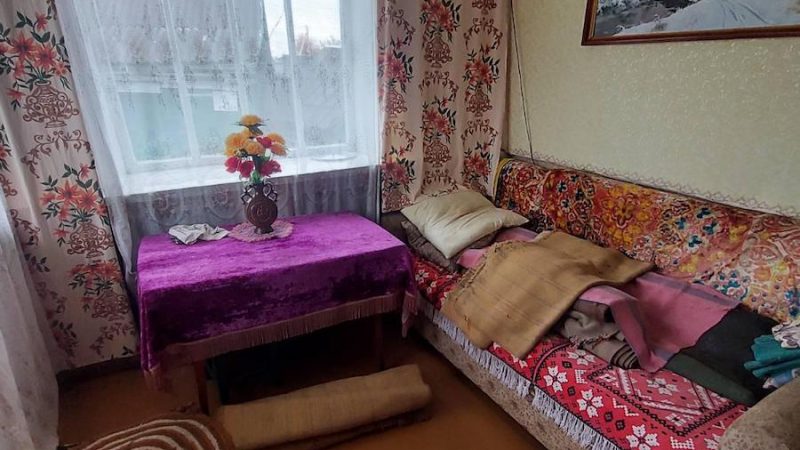 У Сергія не стало батька. Після поминок він підійшов до письмового столу, відкрив шухляду і почав перебирати папери. Раптом Сергій почув голос: – Заповіт шукаєш? Сергій обернувся. В дверях стояла його мати. Сергій застиг з паперами в руках. – Нехай сестра про це турбується! – відповів він. – А я надіюсь знайти листа, або хоча б записку для мене. Ну, хоч щось він мав же ж мені залишити?! – вигукнув він, намагаючись не заплакати. Мати раптом підійшла до нього. – Не треба цього робити, синку… – сказала вона. Сергій здивовано дивився на неї, нічого не розуміючи
