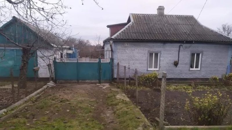 Олег ремонтував пилосос, коли в кімнату зайшла його дружина Ніна. Вона мовчки зиркнула на чоловіка і сіла на диван. – Олежику, ти мене любиш? – раптом запитала жінка. Олег застиг з інструментом в руках. – Кохана, до чого такі запитання? – здивувався він. – Звісно, люблю! Ти сумніваєшся, чи що?! – Олежику, а я ось точно знаю, що ти мені брешеш! – раптом сказала Ніна. Олег повільно відклав інструмент. – Значить так, кохана, в чому справа? – запитав він. – Може, хочеш, щоб я купив новий пилосос? – До чого тут пилосос, Олежику?! – ахнула Ніна. Олег не розумів, що відбувається
