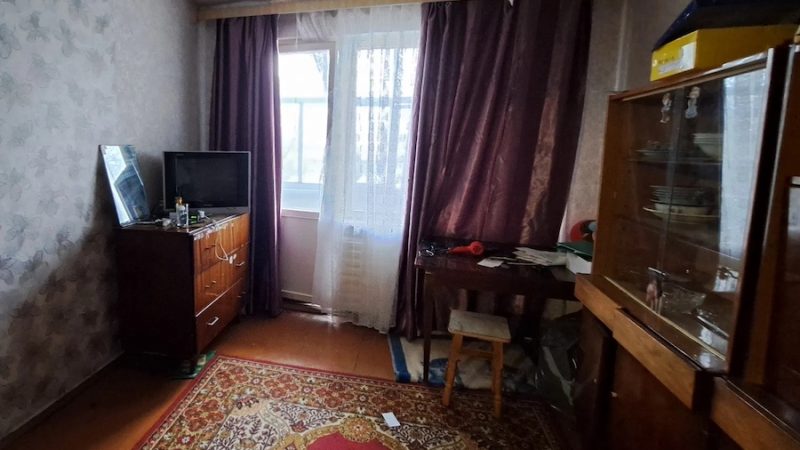 В Ірини не стало чоловіка Олександра. Після поминок, жінка вирішила розібрати їх старі речі. Ірина взяла пальто чоловіка і раптом знайшла в кишені якийсь дивний конверт. Судячи зі штампу, йому було двадцять років. – Значить ми з Сашком вже кілька років були одружені! – подумала Ірина. Надісланий він був на адресу, де раніше жили батьки чоловіка. Ірина відкрила конверт і ахнула! Там була всього одна фотографія… Всього одна фотографія, але яка! На ній були двоє – чоловік Ірини і якась красуня брюнетка! Ірина не вірила своїм очам