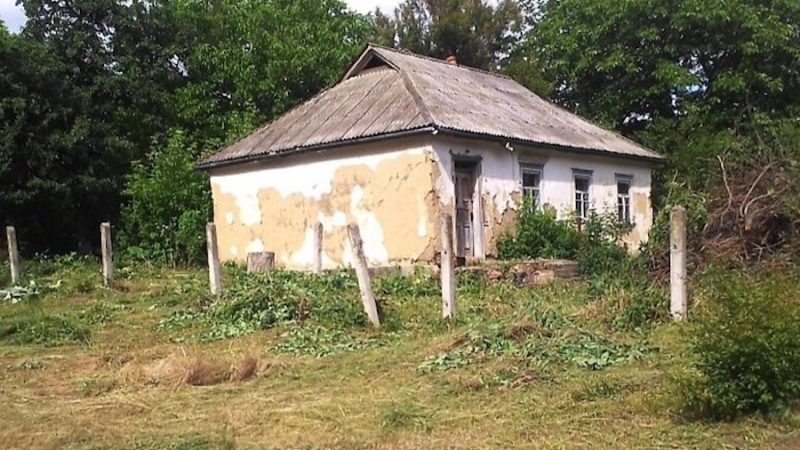 В Сашка не стало сестри Ганни. Вже наступного дня він поїхав у село, де вона жила. Хату Ганни Сашко знайшов швидко. Він глянув на будинок і дуже здивувався. Це була напіврозвалена хатинка. Як у ній могли жити люди залишалося величезною загадкою… Поминки Ганни пройшли швидко. На цвинтарі окрім нього та сусідки нікого не було. Запрошувати в будинок Сашко нікого не став. Дав грошей сусідці і попросив її щось організувати… Але коли сусідка йому дещо розповіла про Ганну, Сашко оторопів від несподіванки. Він не знав, що тепер робити