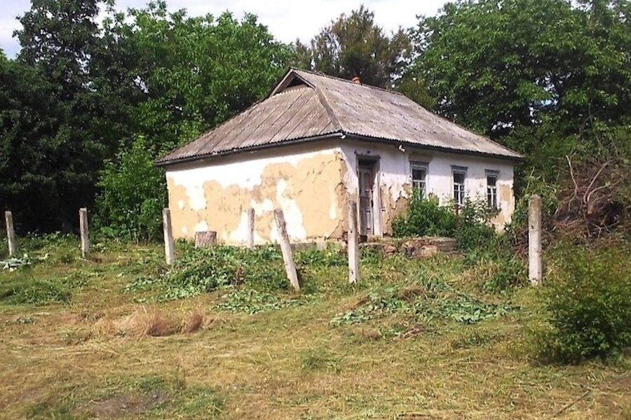 В Сашка не стало сестри Ганни. Вже наступного дня він поїхав у село, де вона жила. Хату Ганни Сашко знайшов швидко. Він глянув на будинок і дуже здивувався. Це була напіврозвалена хатинка. Як у ній могли жити люди залишалося величезною загадкою… Поминки Ганни пройшли швидко. На цвинтарі окрім нього та сусідки нікого не було. Запрошувати в будинок Сашко нікого не став. Дав грошей сусідці і попросив її щось організувати… Але коли сусідка йому дещо розповіла про Ганну, Сашко оторопів від несподіванки. Він не знав, що тепер робити