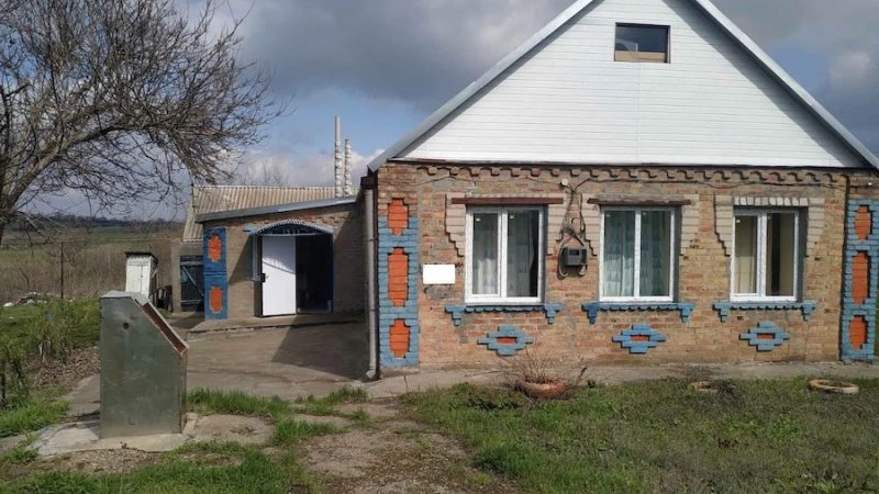 Микола привіз свою наречену Галю до матері. – Це моя наречена, – сказав він, щойно зайшов у двір. – Весілля через два місяці. – Ох, Господи ти Боже мій! – мати так і присіла на стілець. – Що ж ти раніше не сказав?! – А яка різниця? – здивувався Микола. – Ну якщо ви так вирішили… – сказала мати. – Ваш вибір. Зараз стіл накрию, будемо обідати, а потім і поговоримо… Прибігла сестра Миколи Тетяна. – Микольцю, привіт! – гукнула вона ще від хвіртки. – А ти надовго приїхав, чи як?! – Надовго, – сказав Микола. Тетяна глянула на Галю й застигла від несподіванки