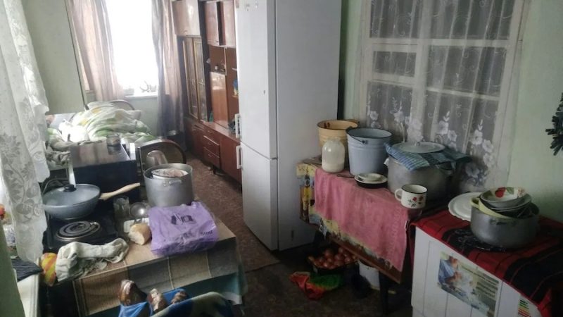 Василь з дружиною Марійкою сиділи на кухні. Раптом Марійка стрепенулася. – Васильку, ти пам’ятаєш, що завтра ми йдемо на ювілей моєї мами? – запитала вона. – Звичайно, пам’ятаю, – ліниво кивнув той. – Добре, що ти пам’ятаєш, – кивнула й Марійка. – Я дещо згадала. Терміново збирайся! Тобі треба купити новий костюм… Василь повернувся з магазину через годину. Він зайшов додому з великим пакетом у руці, і винувато глянув на дружину. – Купив? – побачивши пакет, радісно вигукнула Марійка. – Купив… – якось дивно пробурмотів чоловік. Марійка відкрила пакет і оторопіла від побаченого