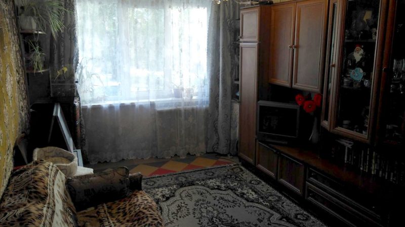 Ірина прийшла з роботи пізно. Вона підійшла до дверей квартири й застигла. Двері були привідкриті, а в середині хтось говорив… Раптом звідти вискочила колишня дружина її коханого Артема! – Це що таке було? – запитала Ірина чоловіка. – Та ось приходила Катя, – махнув рукою Артем. – Сказала, що привезла нам мого сина на три дні… Та Катя не з’явилася ані через три дні, ані через тиждень! Артем обдзвонював знайомих, до колишньої тещі їздив. Аж тут Катя таки повернулася. З Артемом вони розмовляли у коридорі. Ірина прислухалась до розмови й застигла від почутого