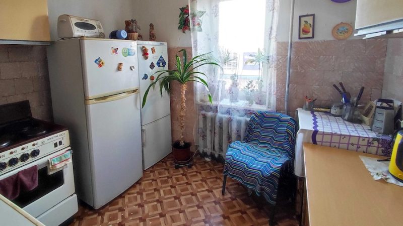 Ірина стояла на кухні біля плити. У сковорідці смажилися котлетки, на другій конфорці в каструлі варилися макарони. Ірина взялася перевертати котлетки, як раптом задзвонив її телефон. Жінка відклала лопатку вбік, взяла слухавку і трохи поговорила з сином. Ірина завершила розмову і кинулася зливати воду з макаронів. У цей момент знову пролунав дзвінок. Але вже у двері! Жінка зняла фартух, під яким була сукня з вишивкою по краю подолу. Вона пройшла в коридор, подивилася у вічко й застигла від побаченого