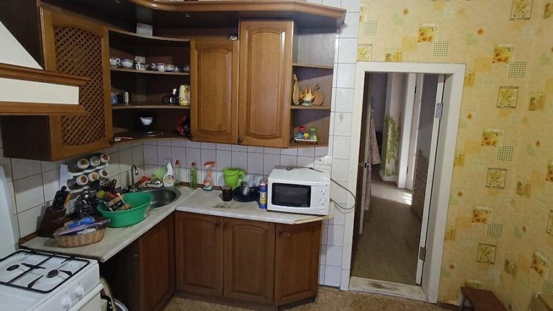 – Степане, мені треба купити нове пальто, – сказала Тамара чоловікові. – А я ж у декреті, грошей нема… – Навіщо тобі нове пальто? – здивувався той. – А що зі старим сталося? – Розумієш, пальто вже все в катичках і ще… Воно мені мале. – Ну, а хто в цьому винен? – усміхнувся Степан і почав підчищати шматочком хліба соус із тарілки з вечерею. Сьогодні це була запечена скумбрія. – Ось бери й займайся собою! – вигукнув він. – А про пальто, забудь! Куди тобі в ньому ходити? У нас що, в магазині показ мод проходить? Тамара заціпеніла від почутого