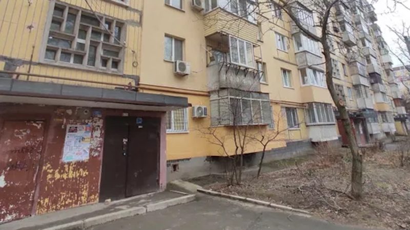 Дмитро повертався додому з роботи, як раптом біля свого будинку він помітив, що з якоїсь машини вийшла жінка дуже схожа на його Галю. – Дивно, і звідки це вона приїхала? – подумав він. Дмитро піднявся на свій поверх, зайшов у квартиру і застиг на міці. Галина в кімнаті складала речі у валізу. – Що відбувається? – запитав Дмитро. – Я йду від тебе, – тихо сказала Галина. – Чому? Що сталося? – здивувався він. – Ти сам знаєш чому! – відповіла жінка. – Галю, я справді не розумію! Поясни! – Дмитро здивовано дивився на Галину, нічого не розуміючи