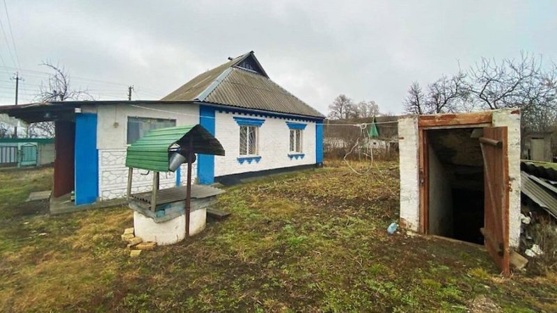 Дід Степан з дружиною Любою сиділи у себе в дворі, і їли з миски малину. Раптом відкрилася хвіртка, і на подвірʼя зайшов якийсь хлопчик. – Ой, а хто це до нас у гості йде?! – усміхнулась баба Люба. – Це я, Степан, – відповів малюк. – А ти чий будеш, тезко? – запитав дід Степан. – Батька твого, як звуть? – Василь, – відповів хлопчик. Дід повернувся до дружини: – А хто тут у нас, по-сусідству, Василь? Не встигла Люба відповісти, як раптом на подвірʼя зайшов якийсь чоловік. Степан з Любою придивились до нього і застигли від несподіванки