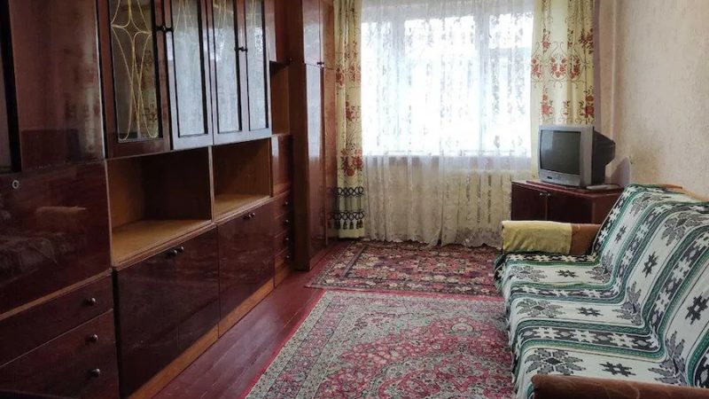 Марина фарширувала перчики, коли почула, що вхідні двері відкрилися. Побачивши чоловіка в коридорі, Марина помітила, що він якось дивно виглядає. – Вітя, що сталося? – запитала вона. – Колесо спустило. Уявляєш, нові колеса… Біля самого дому… Піду запаску поставлю, – Віктор почепив куртку на гачок, зняв черевики, одягнувся у домашнє. Чоловік вийшов, а погляд Марини зупинився на його куртці, на рукаві якої виднівся бруд. – Вже замазав, – пробурчала Марина, намочила чисту ганчірочку і почав відтирати. Раптом ліва рука намацала якусь коробочку у кишені куртки чоловіка. Марина дістала її і застигла від побаченого