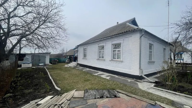 Марка запросив на день народження його друг Олег. Чоловік купив подарунок і поїхав до нього додому. – Вітаю, друже! – простяг Марко подарунок Олегу. – Хороший будинок прикупив бачу. – Так, непоганий! Заходь, там Віка стіл в альтанці накрила, – запросив товариша Олег. Свято було в самому розпалі, чоловіки смажили шашлик, жінки про щось пліткували за столом. – Я пройдуся, роздивлюся, як тут у тебе все, – сказав Марко Олегу. – Та без проблем! Почувайся, як вдома, – усміхнувся чоловік. Марко пройшов у сад, завернув за будинок, як раптом почув якісь голоси. Чоловік прислухався і застиг від почутого