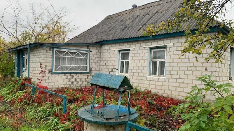 Олег з Христиною приїхали до метері у гості. Ніна Петрівна накрила стіл, посиділи, порозмовляла з сином про те, про се, а потім усамітнилася з невісткою і про щось довго розмовляла. Коли молоді збиралися їхати, свекруха довго цілувала невістку зі сльозами на очах. Усю дорогу Христина сиділа замислена. Олег навіть занепокоївся і запитав: – Що сталося? Ти сьогодні не схожа на себе. Мама тебе чимось засмутила? – Олег, я повинна тобі дещо розповісти, – раптом сказала Христина і виклала все чоловіку. Олег вислухав дружину і застиг від почутого