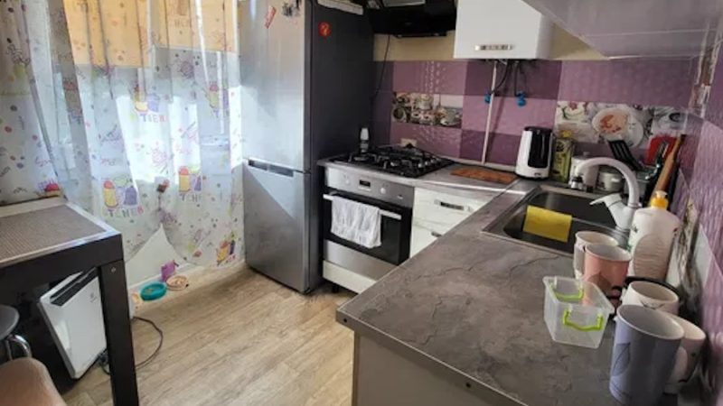 Андрій повернувся додому, зайшов на кухню. – Привіт, коханий! А я тут вечерю приготувала, – усміхнулася Марія. – Нічого собі вечеря! Та тут цілий святковий стіл! – здивувався чоловік. – Нічого особливого. Сідай вечеряти, – запросила Марія Андрія до столу. Чоловік смачно поїв і взявся за десерт. – Коханий. Я вагітна! – раптом заявила Марія. Андрій мовчав. – Чому ти мовчиш? Не радий? – зупинила мовчанку Марія. – Радий, але…, – почав було говорити Андрій, коли у двері подзвонили. – Я відкрию! – вигукнула Марія, вийшла в коридор і повернулася за хвилину з якоюсь жінкою. Андрій глянув на «гостю» і застиг від несподіванки