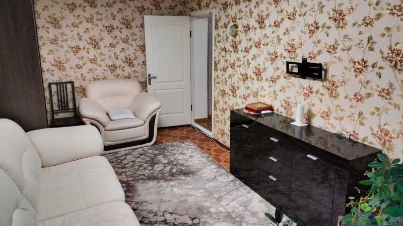 Олена з Леонідом якраз сіли вечеряти, коли пролунав дзвінок у двері. – Хто це? Ти когось чекаєш? – подивився на Олену чоловік. – Ні, ми ж обидва вдома, – Олена знизала плечима і пішла відчиняти. На порозі стояла колишня дружина Леоніда. – Доброго вечора. Не завадила! – єхидно сказала жінка. – Значить ти нова щаслива дружина. Ну, вітаю! Дай Боже вам щастя, як кажуть. Ви тут дещо забули. – Забули? – здивувалася Олена. – Що забули? – Зараз побачите! – єлейним голоском сказала гостя. Олена здивовано дивилася на колишню дружину Леоніда, нічого не розуміючи