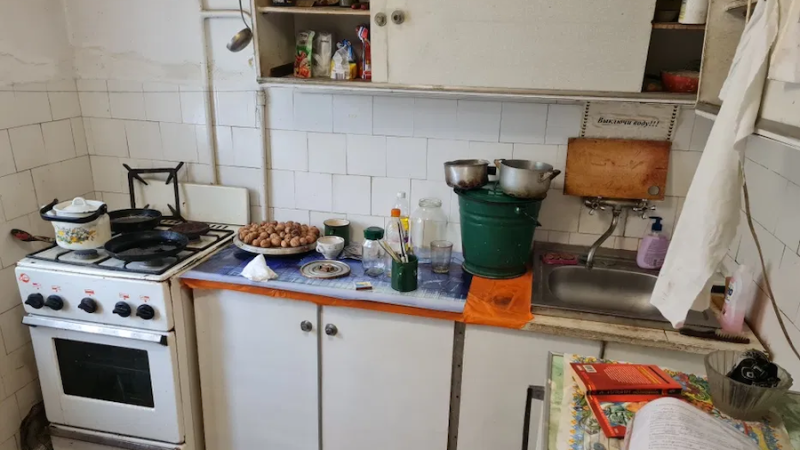 Олена посмажила на вечерю картопельки, зробила салат з огірків та помідорів. – Ходіть їсти! – гукнула вона до сина та невістки. За хвилину молоді сиділи за столом, повечеряли. – Дякую мамо, було смачно, – сказав Олексій і пішов у свою кімнату. – Вибачте, я посуд не зможу помити, погано себе почуваю, – раптом сказала невістка. – Нічого-нічого доню. Я сама. Йди відпочинь, – усміхнулася свекруха. Олена вимила посуд і вирушила до своєї кімнати. Раптом в коридорі вона почула, що син з невісткою про щось розмовляють у себе в кімнаті. Жінка підійшла до дверей, прислухалася і застигла від почутого