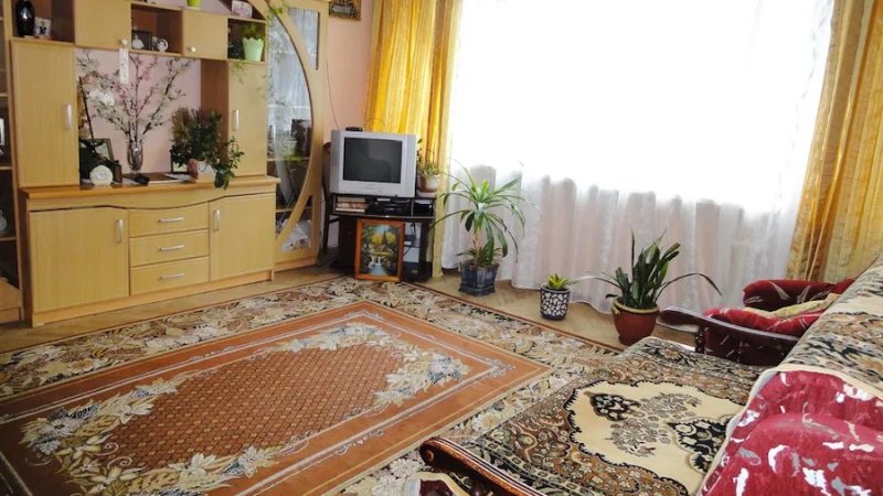 Ольга зайшла в палату з повними пакетами у руках. – Оля, а що це за чоловік приходив до тебе? Я зараз у вікно бачила, як ти проводжала його, – раптом запитала сусідка по палаті Рита. – Це зять мій, Дмитро. Дочка зібрала пакети, а він привіз. Зять у мене золотий, пощастило, – усміхнулася Оля. – Знаєш, це звісно не моя справа, але ти повинна дещо дізнатися про свого зятя, – несподівано почала Рита. – Ти про що? – не зрозуміла Ольга. – Мовчи, не зупиняй! – сказала Рита і все розповіла. Ольга вислухала сусідку і аж очі витріщила від здивування