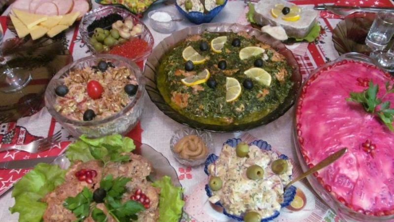 Софія цілий день крутилася на кухні. Аякже ж?! Сьогодні її дочка приведе нареченого. І ось стіл накритий, все готово. – Ідуть! – глянувши вкотре у вікно, вигукнула майбутня теща. Молоді зайшли в квартиру. – Мамо, знайомся! Це – Олег, – представила Таїса хлопця. – Дуже приємно, Софія Станіславівна. Що ми в коридорі стоїмо? Заходьте! – усміхнулася господиня. Всі сіли за стіл, перекусили, порозмовляли про те, про се. – Ой! –  раптом сплеснула руками майбутня теща. – Забула головне спитати. Яким буде майбутнє прізвище у моєї дочки? Олег сказав їй своє прізвище, після чого Софія аж очі вирячила від здивування