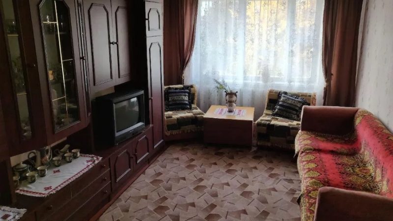 Ольгу Іванівну проводжали на пенсію. Колеги накрили святковий стіл. Звучали тости, слова подяки. – Дякую за старання, Ольга Іванівна. Прийміть подарунок від колективу, –  висловився начальник і вручив велику коробку. – Дякую, за увагу і турботу, – усміхнулася Ольга. Через п’ять хвилин після пари побажань вже всі говорили про роботу. Ольга Іванівна засумувала і вийшла в коридор, якось незатишно їй стало. Двері в кімнату відпочинку, де проходило застілля були злегка прочинені, і раптом вона почула розмову клег. Ольга підійшла ближче, прислухалася і аж очі витріщила від почутого