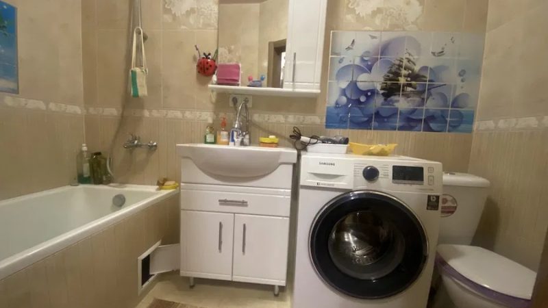 Іван повернувся додому з роботи. – Марино, я вдома! – гукнув чоловік з коридору. Дружина не відповідала. Він зняв куртку, почепив її на вішалку та пішов на кухню. Марина стояла біля вікна і дивилася вдалечінь. – Марино! Марино! Що сталося? – захвилювався Іван. Тільки зараз Марина помітила Івана. – Моєї сестри Віри не стало! – розплакалася вона. – Нічог, ми справимося, – Іван обійняв Марину, погладив по голові. – Але це ще не все, – схлипнула Марина. – Я повинна тобі дещо розповісти! Іван вислухав дружину і застиг від почутого