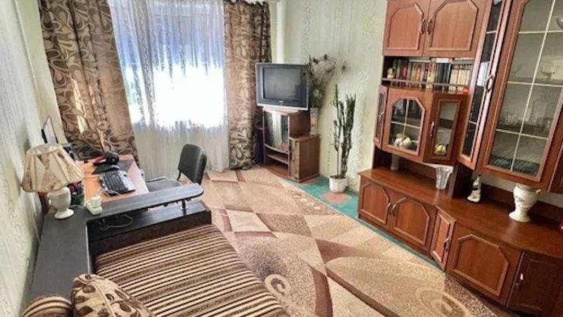 Сашко смажив картолю, коли з роботи повернулася дружина. Тетяна мовчки зайшла на кухню, сіла за стіл. – Зараз тільки цибульки додам, протушкується і будемо вечеряти, – усміхнувшись сказав Сашко. Тетяна дивилася в підлогу і не сказала ні слова. – Кохана, що сталося? – захвилювався чоловік. – Вибач, я так винна перед тобою! – раптом сказала дружина. – Ти про що? – здивувався Сашко. – Нам краще розлучитися! – тихо сказала Таня. – Ти так жартуєш? Чому розлучитися? – не зрозумів він. Тетяна все розповіла чоловіку. Сашко вислухав дружину і аж очі вирячив від здивування