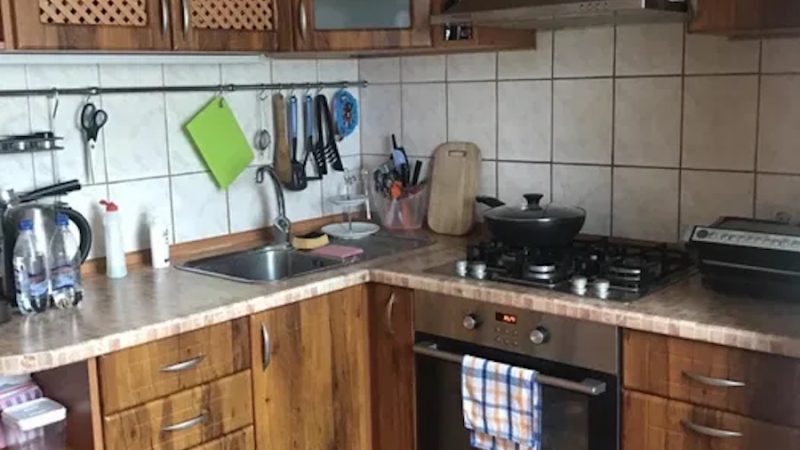 Оля стояла біля плити, помішуючи борщ, її мама сиділа за столом і переглядала рахунки на комунальні послуги. – Мамо, – тихенько сказала Оля. – Що? – Оля бачила, як стрепенулася мама. – Мамо, пам’ятаєш, тітка Світлана мені скинула посилання на свої соцмережі? Щоб я підписалася на її сторінку? – раптом сказала донька. – Пам’ятаю. І що? – не зрозуміла мама. – А я підписалася. До речі, тітка Світлана зараз у відпустці і виставляє дуже кумедні фото. Хочу тобі показати, – сказала Оля і простягла мамі свій телефон. Мама глянула на екран телефону доньки і застигла від побаченого