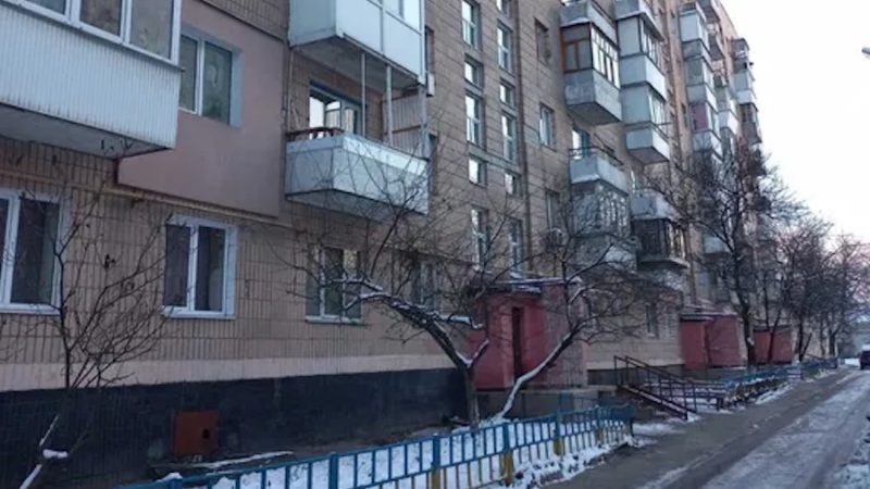 Марина варила холодець, коли з роботи повернувся чоловік. – Кохана, у мене для тебе сюрприз, – гукнув з коридору Олег. – Завтра я тебе запрошую на побачення! О шостій годині вечора приходь у готель «Еней». – Несподівано, – чесно зізналасяся Марина, зустрівши чоловік. – Побачення буде завтра. А зараз йди вечеряти! Наступного дня Марина красиво одяглася, зробила зачіску і вирушила у зазначене місце. Жінка піднялась на поверх, де був номер, про який говорив чоловік. Марина відкрила двері номеру і застигла від побаченого