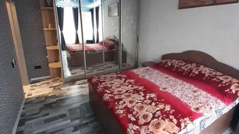 Людмила з чоловіком приїхали у гості до батьків. Поки Дмитро паркував машину, Люда піднялася до мами. – Привіт! А я дивлюсь моя критика подіяла, чоловік твій хоч за кермо сів, – єхидно сказала Ірина Федорівна. – Мамо, поки Дмитра немає, я маю тобі дещо розповісти, – з порога заявила дочка. – Так вийшло, що ти про Дмитра не все знаєш!  – Ще щось відкрилося? – Ірина Федорівна картинно підняла брови і стала слухати дочку. Але жінка навіть уявити не могла, що розповість їй дочка про її зятя