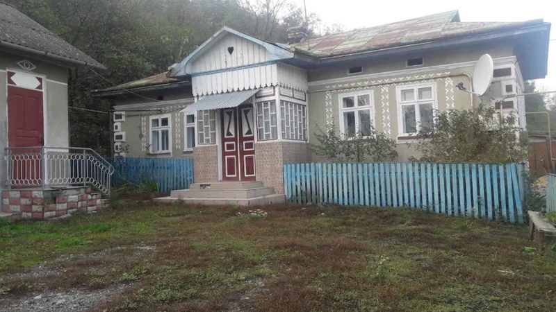 Уляна повернулася в кімнату гуртожитку, її подруга Настя гірко плакала. – Що сталося? – захвилювалася вона. – Батька не стало, – схлипнула Настя. – Завтра прощання. – Я поїду з тобою, підтримаю, – заспокоювала подругу Уляна. Вранці дівчата приїхали до Насті додому. З будинку на зустріч вийшла мама Насті. – Боже мій! І де ти її знайшла? – раптом сказала мама Насті. – Це ж сестра твоя! – Яка сестра? Це моя подруга, – здивувалася Настя. – Ні, доню! Це твоя сестра! – наполягла жінка і назвала точну дату народження Уляни. Уляна застигла від почутого, незрозумілим поглядом дивилася то на Настю, то на її матір