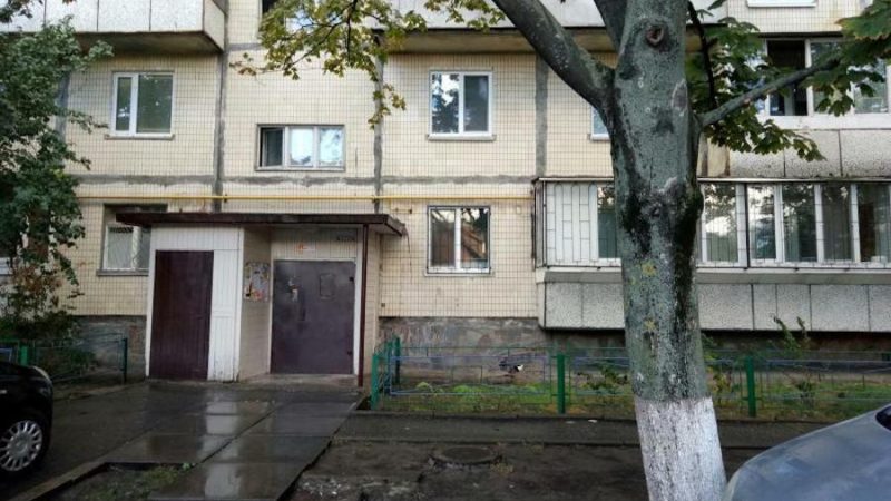 Ірина поверталася додому з двома важкими пакетами у руках. Біля під’їзду вона зустріла свою подругу. – Привіт, Ірино, давненько не бачилися, – усміхнулася Тетяна. – Привіт. Ну як ти там? – запитала Ірина. – Я нічого. Розлучилася, – спокійно відповіла подруга. – А я й не знала, що у тебе такі зміни. Оце новина! – здивувалася Ірина. – А ти що зі своїм Павлом маєшся? – несподівано запитала подруга. – Так у мене з чоловіком все добре, – здивувалася Ірина. – Ооо, подруго! То ти нічого не знаєш! – єхидно посміхнулася Тетяна. – Чого не знаю?! – Ірина здивовано дивилася на подругу, нічого не розуміючи