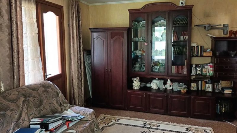 Світлана була на роботі, коли їй подзвонив чоловік. – Дорога, я вже вдома, вибач, що не попередив, – сказав Сергій, коли Світлана підняла слухавку. – Що сталося, ти ж за тиждень мав повернутися? – з хвилюванням запитала Світлана. – Вдома все поясню, коли з роботи приїдеш, – ухильно відповів Сергій. – Добре, я зрозуміла, скоро буду, – відповіла жінка і закінчила виклик. За годину Світлана відчинила двері своєї квартири і застигла. Сергій сидів у кріслі і плакав. – Коханий, що сталося?! – Світлана здивовано дивилася на чоловіка, не розуміючи, що відбувається