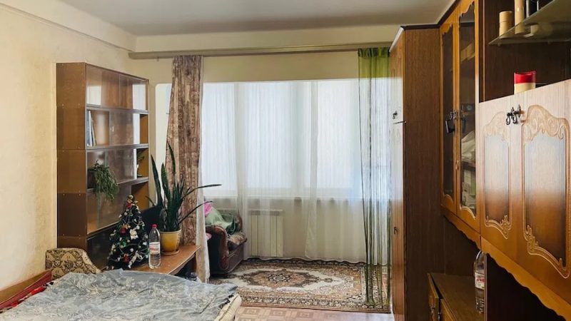 – Мамо, а чому ти в темряві сидиш? – Катя забігла в гості до батьків, клацнула кнопкою вимикача. – І де тато? Валентина Миколаївна повернула до дочки обличчя, і Катя застигла. Мама виглядала дуже погано. – Що сталося? – захвилювалася Катя. – З татом погано щось? Не мовчи! – Твого батька для мене більше не існує, – тихо, але твердо відповіла Валентина Миколаївна. – Після двадцяти п’яти років спільного життя він таке влаштував! – Що він зробив? Що влаштував? – Катя здивовано дивилася на матір, нічого не розуміючи
