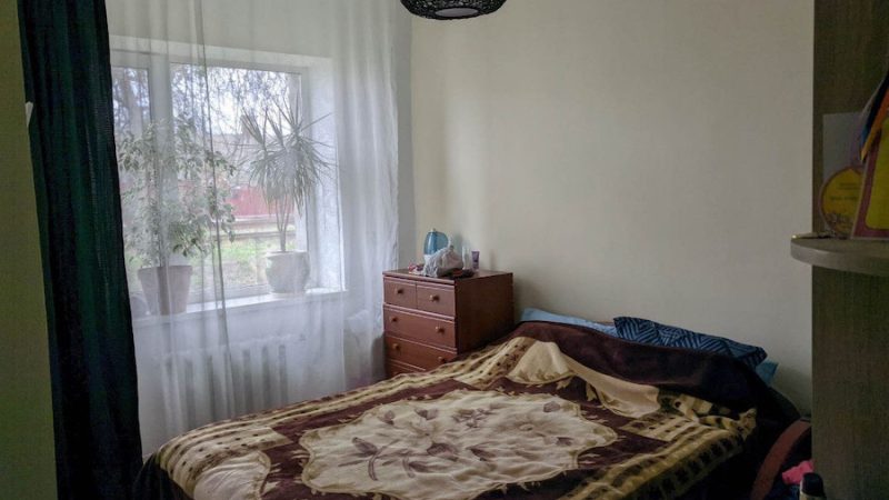 Микола з Вікторією вирішила одружитися. Дізнавшись про весілля, мати Миколи Алла Костянтинівна, взялася за підготовку до гулянь. Вона замовила найдорожчий ресторан! Було запрошено купу незнайомих людей. – Що більше гостей, то більше подарунків! – сказав Микола. Коли Алла Костянтинівна назвала Вікторії суму за весілля – дівчина ахнула! – Більшу частину я внесу зі своїм сином, – сказала вона Вікторії. – А тобі і твоїм батькам треба буде додати всього четвертину! – Але ж у нас нема таких грошей! – заперечила Вікторія. – Значить, візьмете кредит, – підсумувала Алла Костянтинівна. Вікторія як почула таке, так наступного дня й вирішила діяти