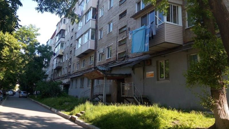 Андрій з Поліною були одружені більше року. Така прекрасна пара, такі закохані! Здавалося, що все чудово… Поліна мала хороший дохід, і вони ні в чому не потребували. Спочатку Андрія все влаштовувало. Він спокійно витрачав гроші дружини. Купив собі дорогу машину. А через рік після весілля Андрій раптом зажадав, щоб Поліна переписала все на нього! – Навіщо?! – ахнула Поліна. – Ми ж маємо все – квартиру, будинок, машину, гроші. Навіщо тобі це? – Це твоє, ти не розумієш! – не вгавав чоловік. Молоді все частіше почали сваритися. А потім сталося несподіване