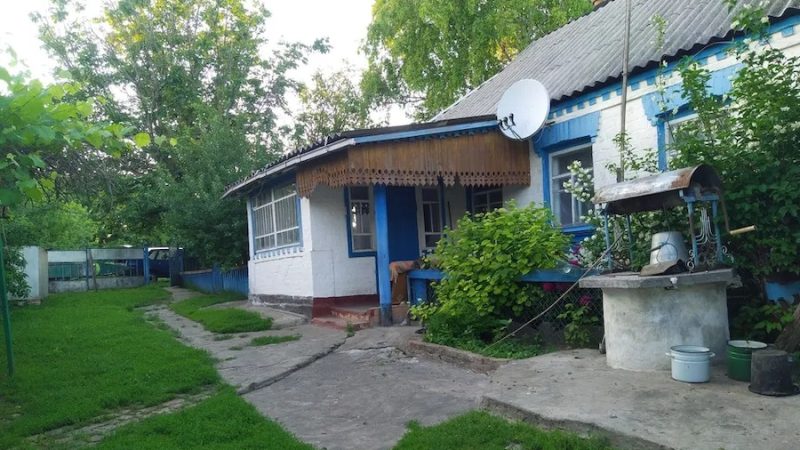 – Ліля, може завтра до моєї матері в гості з’їзди, – сказав за вечерею Михайло до дружини. – І їй в радість буде, і тобі свіже повітря на користь. – Звісно, поїду! – усміхнулася Ліля. Наступного дня Михайло провів дружину на маршрутку, і Ліля поїхала до свекрухи у гості. За годину телефон Михайла задзвонив. Дзвонила Ліля. – Ну що доїхала? – запитав одразу він. – Михайле, тут у Віри Іванівни таке робиться! Приїжджай скоріше! – раптом сказала дружина. Михайло кинув всі справи і поїхав до матері в село, чоловік під’їхвав до її будинку і застиг від побаченого