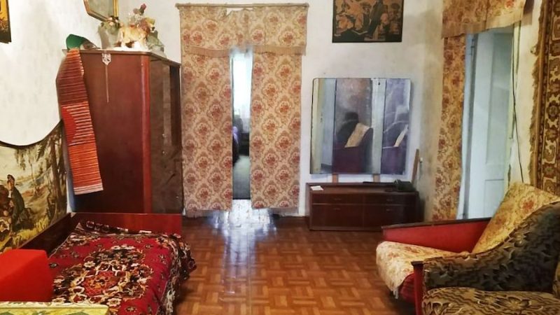 Олег Іванович з величезним букетом троянд поспішав додому. А як же ж?! Сьогодні у його мами, Наталії Степанівни, день народження. Кругла дата – сімдесят років… Мама зустріла його на порозі, сяючи щасливою усмішкою. Приймаючи букет, жінка прошепотіла синові: – Сину, йди, мий руки, і проходь за стіл! У нас сьогодні гості! – Гості?! – здивувався Олег. – Ого, як цікаво! – Напевно, знову, якусь жіночку з молодою племінницею на оглядини запросила, – подумав Олег. Наталія Степанівна дуже хотіла одружити дорослого сина. Але Олег помилився! Він пройшов у залу, озирнувся навкруги й застиг від несподіванки