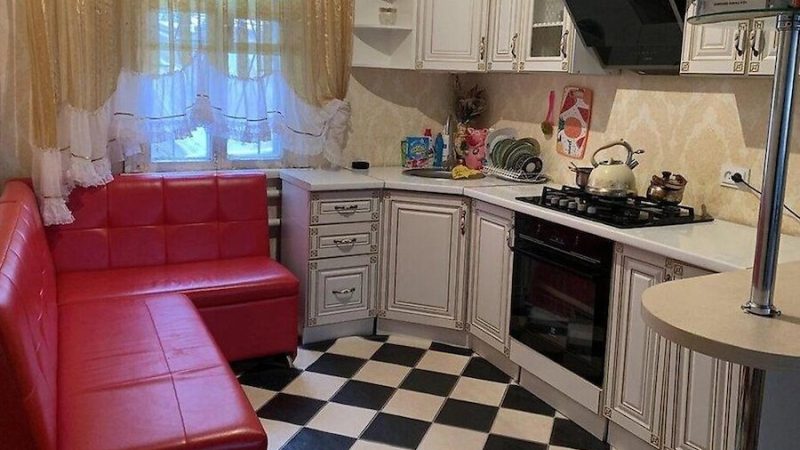 Галя прокинулась рано. Вона швидко зібралася і пішла в магазин. Через годину Галя повернулась додому з пакетом продуктів у руці. Вона виклала все на стіл. – Ну от зараз картопельки зварю, – промовила Галя вголос. – Ну й кабачків насмажу, щось так захотілося мені… Галя начистила картоплі й поставила варитися. Вона вже нарізала кабачки і дістала сковорідку, як раптом за вікном почувся якийсь шум. Галя визирнула у вікно на кухні й застигла від побаченого