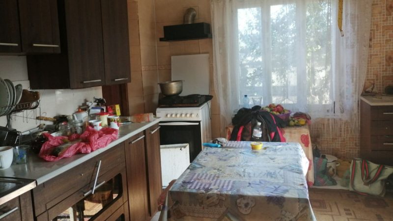 Того вечора Микола Максимович був вдома сам. Його дружина поїхала погостювала до сестри в село. Старий дістав з холодильника каструлю з борщем, сальця і крекнув від задоволення. – Ох, зараз борщику нагрію та зі сметанкою! – пробурмотів він. Раптом хтось постукав у двері. Микола Максимович поспішив у коридор. На порозі стояв його внук Кирило. – Ну, проходь, – посміхнувся дідусь. – Чого похнюпився? – Та нормально все, – буркнув Кирило. – Не хочеш – не кажи… Тільки мене не обманеш! – Є в мене одна новина, дідусю… Але вона мабуть тобі не сподобається… Микола Максимович здивовано дивився на внука