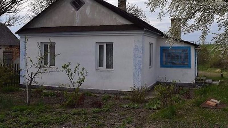 Галина готувала суп з фрикадельками, як раптом двері відчинилися і в хату забігла сусідка Валя. – Господи, ти чого?! – сплеснула руками Галина. З Валентиною вони навіть не дружили. – Галино! – вигукнула Валя. – Андрія не стало… – Ти що, Валю? – Галя аж присіла на табуретку. – Щось сьогодні зранку у мене передчуття було, – почала квапливо розповідати Валентина. – Думаю, зайду-но я до Андрія. Щось його давненько видно не було. Заходжу на подвірʼя, а двері не зачинені. Я зайшла в хату, а там… Валентина раптом замовкла. – Що там, Валю? – Галина не вірила, що це відбувається насправді