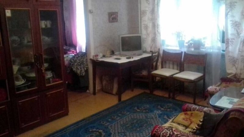Настя затишно вмостилася на дивані. Сьогодні вона вирішила нічого не робити. Чоловік був у відрядженні, а син у бабусі. Раптом задзвонив телефон. Дзвонила її подруга Катя. – Привіт, Катрусю! – сказала Настя. – Настю, привіт! Сто років не чула тебе, як ви там? – Ой, та все, як завжди. Вадим у відрядженні зараз, Сашко у бабусі, а я тут на дивані розляглася, як королева! – Зрозуміло, – сказала Катя. – Настю, мені треба тобі дещо розповісти. Це стосується твого чоловіка… Я дуже за тебе переживаю! – Господи, та що ж там таке?! – Настя не розуміла, що відбувається