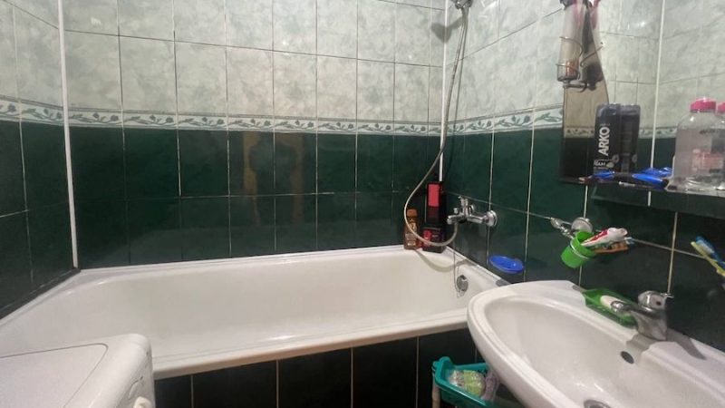 Олексій тихо зайшов у квартиру. Він зачинив двері, роззувся й одразу пішов у ванну. Олексій зачинив двері й став під душ. Раптом у ванну постукали. Олексій почув голос своєї дружини Ірини. – Коханий, це ти? – запитала Ірина. – Ти повернувся з роботи? – Я, кохана, – єлейним голоском відповів Олексій. – Хвилин через десять вийду. – Я чекаю на тебе на кухні, – строго сказала Ірина. – Хочу з тобою серйозно поговорити. Олексій оторопів. Він зрозумів, що дружина якась незадоволена. – Поговорити? – весело перепитав він. – Твоя куртка пахне чужими жіночими парфумами! – раптом сказала Ірина. Олексій застиг від несподіванки