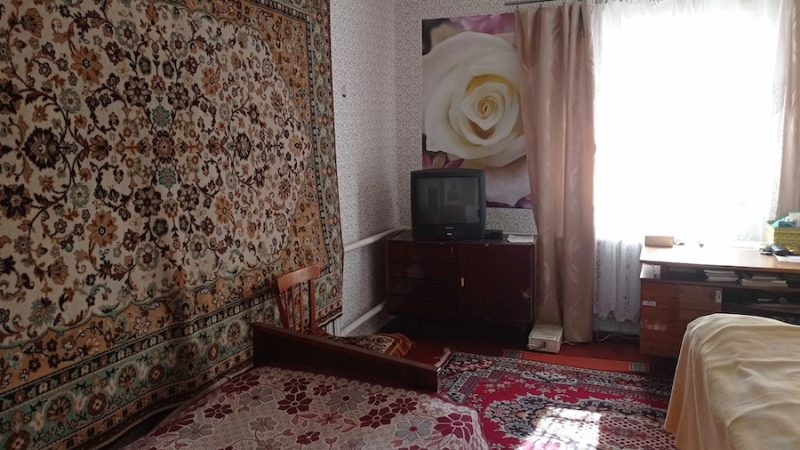 Денис вирішив зробити своїй кохані Олені сюрприз. Він купив квитки на концерт. – Вона музику любить! – вирішив він. Денис вийшов з роботи раніше. Олена якраз була на процедурах у лікаря. Денис вирішив заїхати по неї прямо туди. Він зайшов у будівлю, і знайшов кабінет. Денис підійшов ближче й застиг від несподіванки! Двері були прочинені, а всередині хтось сміявся… Денис прислухався й оторопів! З кабінету чувся голос його Оленки. От тільки якийсь дивний… А другий голос був чоловічий – такий лагідний, воркуючий… Денис заглянув за двері й очам своїм не повірив