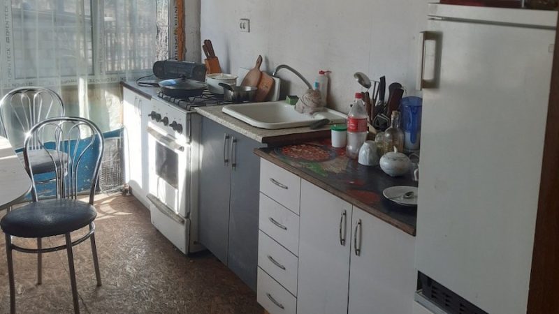 – Що тобі подарувати на твій ювілей? – запитав Іван свою дружину Ольгу. – Але тільки в межах розумного! – У межах розумного?! – ахнула жінка. – Тоді нічого не даруй! – Ну ти Олю, давай не починай, – сказав Іван. – Всі ж прийдуть з подарунками, красиві слова будуть говорити. Я, як твій чоловік не повинен осоромитися, що з подарунком, що з промовою. – Залишайся самим собою, – сказала Ольга. – А щоб тобі було не витратно, подаруй мені… Ольга нахилилась до Івана і щось прошепотіла йому на вухо. Іван очі витріщив від почутого
